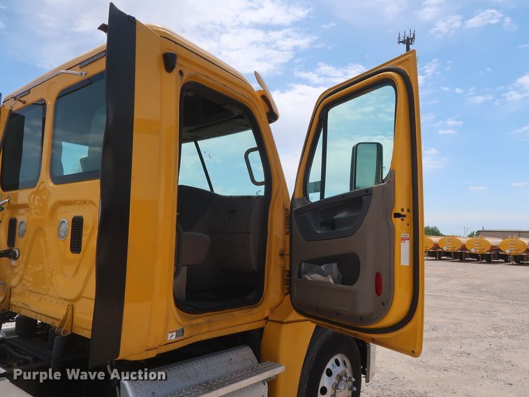 image for item HA9113 2016 Freightliner Cascadia 125  semi truck