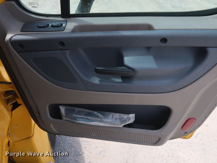 image for item HA9113 2016 Freightliner Cascadia 125  semi truck