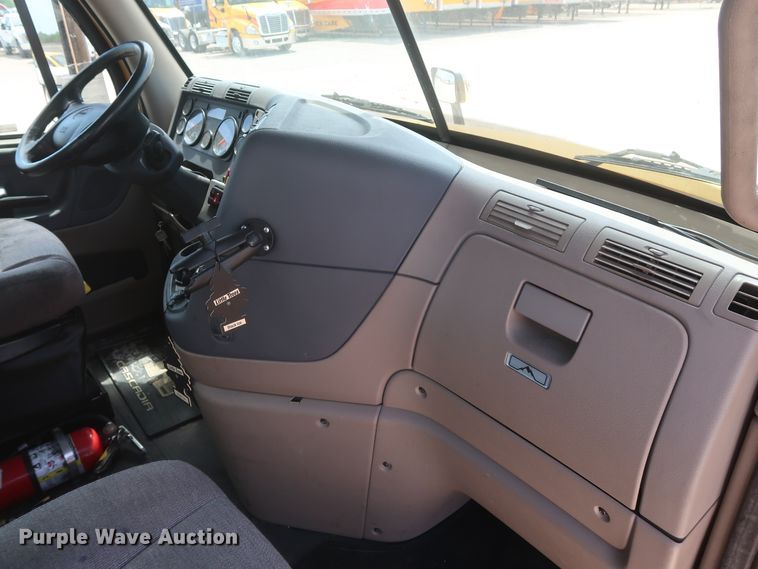 image for item HA9113 2016 Freightliner Cascadia 125  semi truck