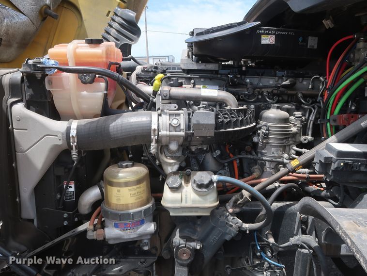 image for item HA9113 2016 Freightliner Cascadia 125  semi truck