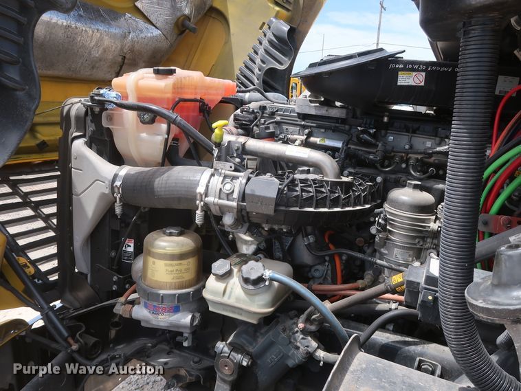 image for item HA9113 2016 Freightliner Cascadia 125  semi truck