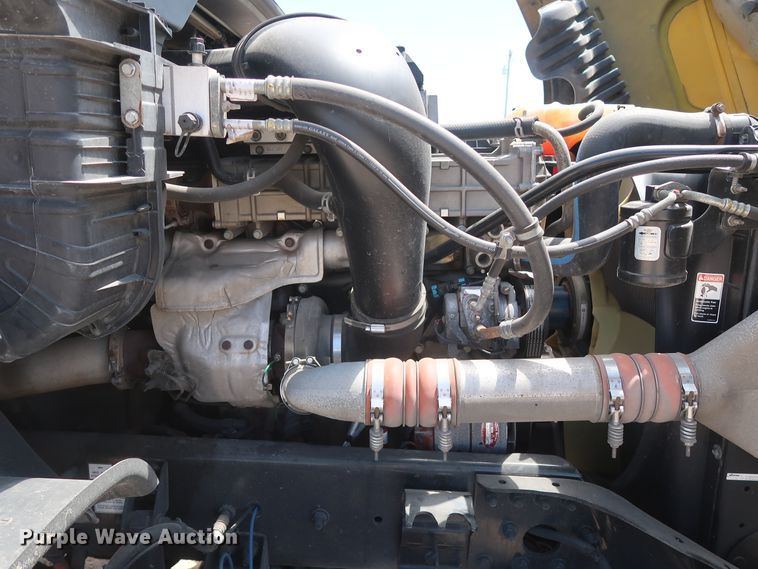 image for item HA9113 2016 Freightliner Cascadia 125  semi truck