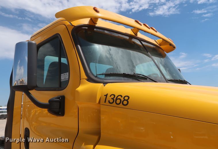 image for item HA9113 2016 Freightliner Cascadia 125  semi truck