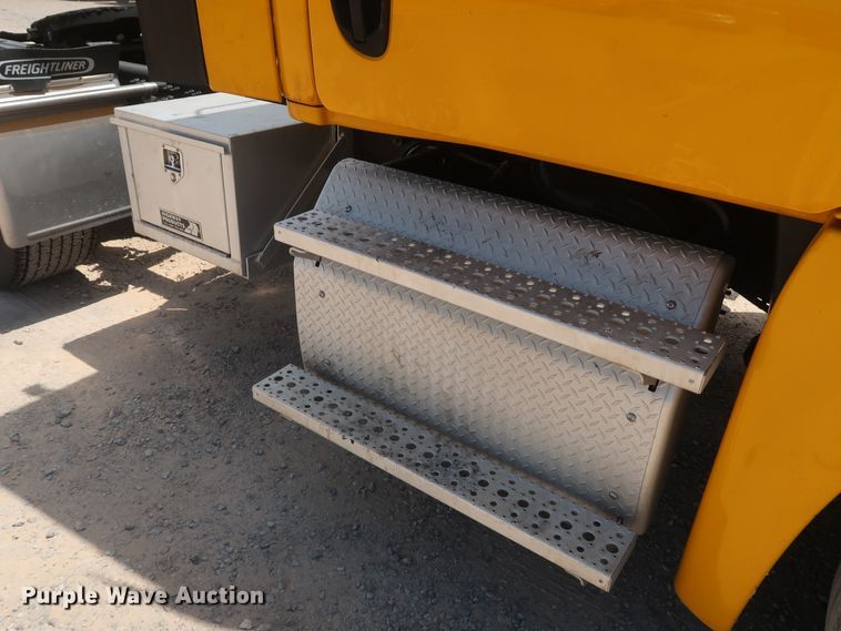 image for item HA9113 2016 Freightliner Cascadia 125  semi truck