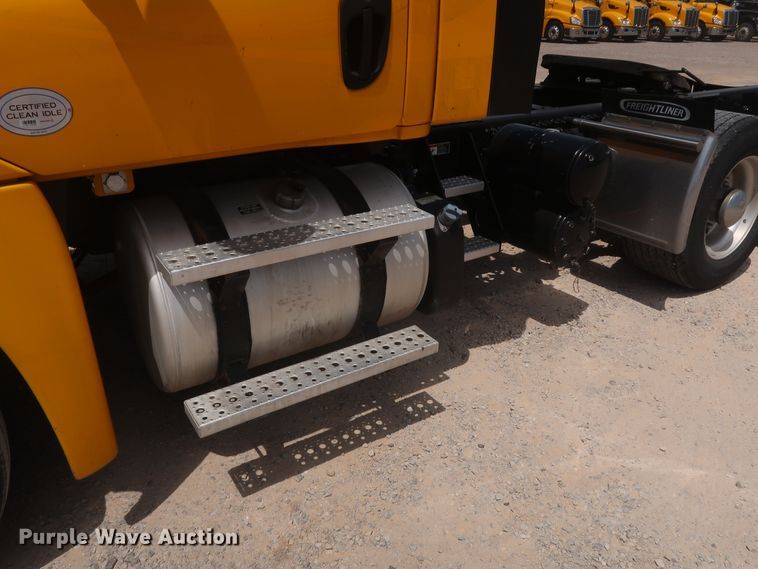 image for item HA9113 2016 Freightliner Cascadia 125  semi truck