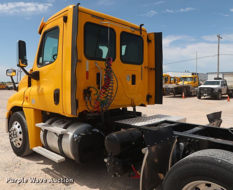 image for item HA9113 2016 Freightliner Cascadia 125  semi truck