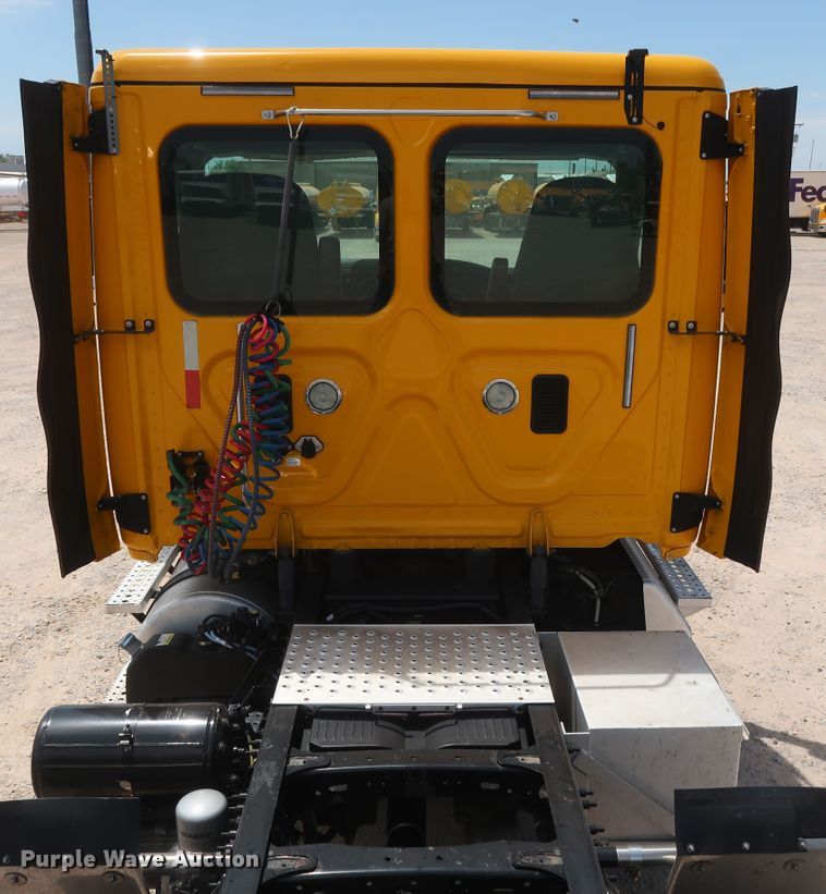 image for item HA9113 2016 Freightliner Cascadia 125  semi truck