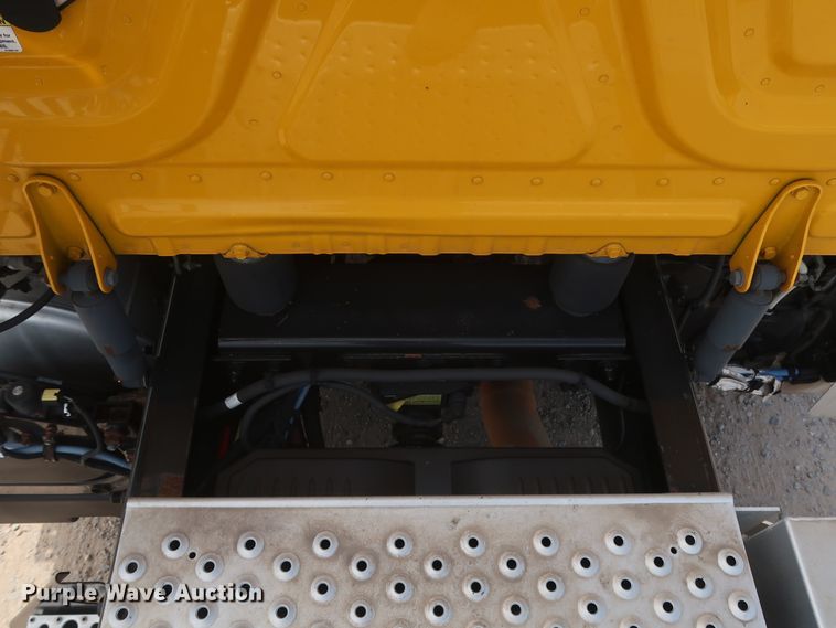 image for item HA9113 2016 Freightliner Cascadia 125  semi truck