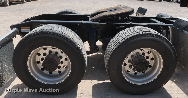 image for item HA9113 2016 Freightliner Cascadia 125  semi truck