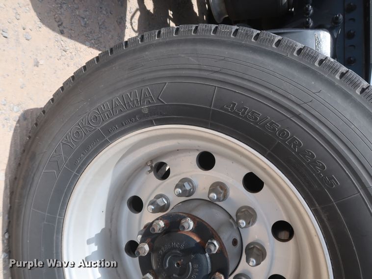 image for item HA9113 2016 Freightliner Cascadia 125  semi truck