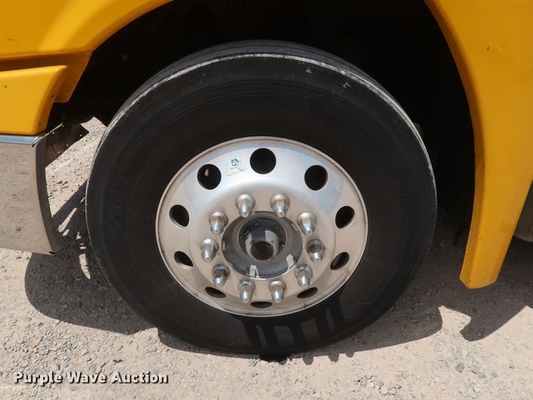 image for item HA9113 2016 Freightliner Cascadia 125  semi truck