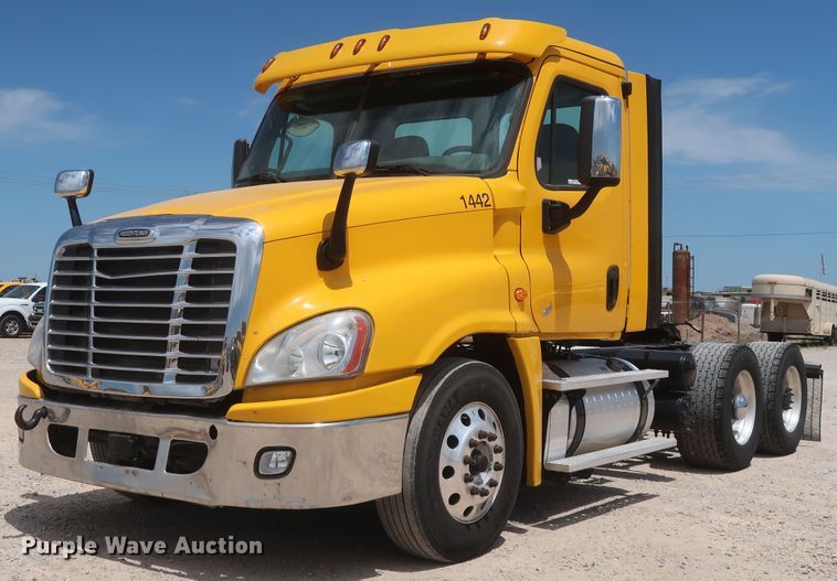 image for item HA9114 2017 Freightliner Cascadia 125  semi truck