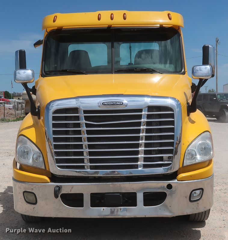 image for item HA9114 2017 Freightliner Cascadia 125  semi truck