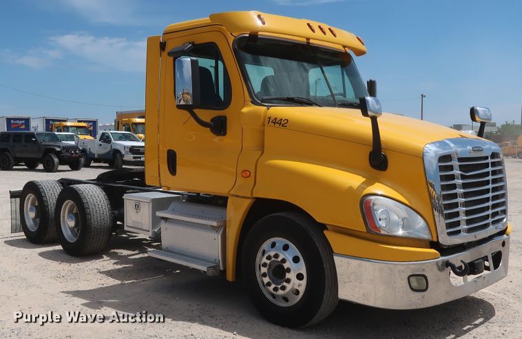 image for item HA9114 2017 Freightliner Cascadia 125  semi truck