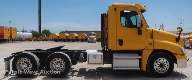 image for item HA9114 2017 Freightliner Cascadia 125  semi truck