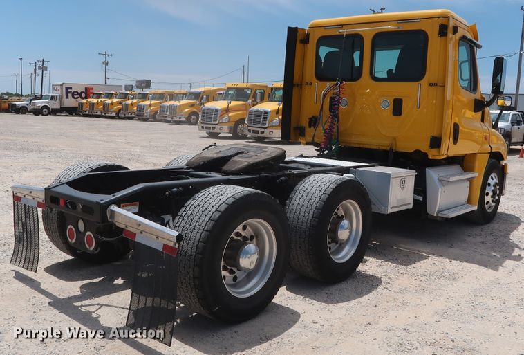 image for item HA9114 2017 Freightliner Cascadia 125  semi truck