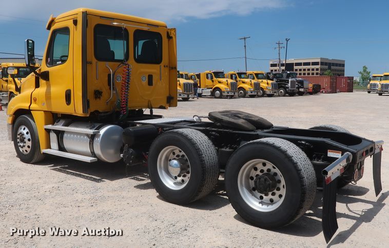 image for item HA9114 2017 Freightliner Cascadia 125  semi truck