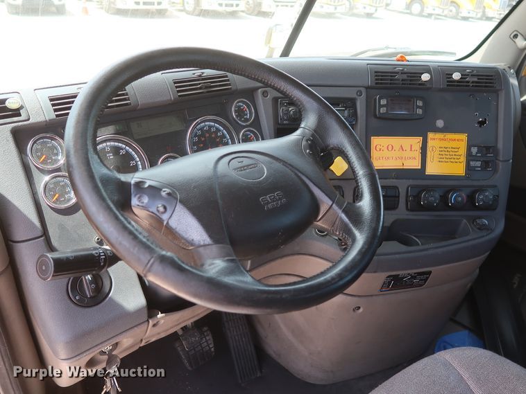 image for item HA9114 2017 Freightliner Cascadia 125  semi truck