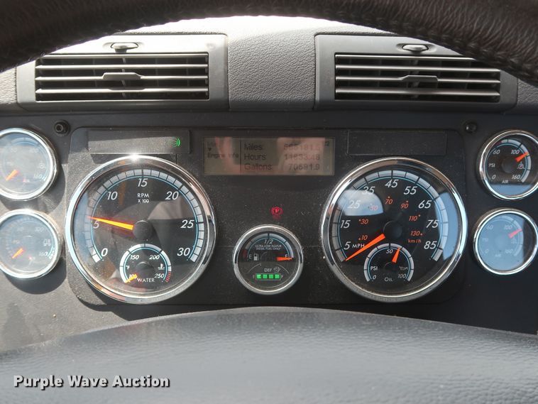 image for item HA9114 2017 Freightliner Cascadia 125  semi truck