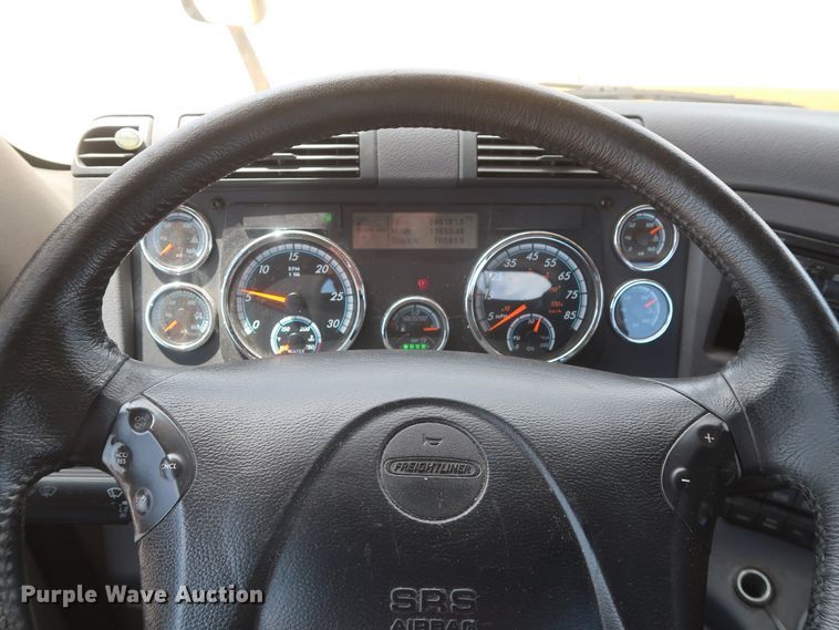 image for item HA9114 2017 Freightliner Cascadia 125  semi truck