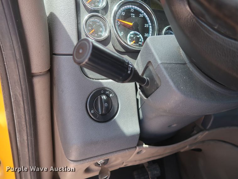 image for item HA9114 2017 Freightliner Cascadia 125  semi truck