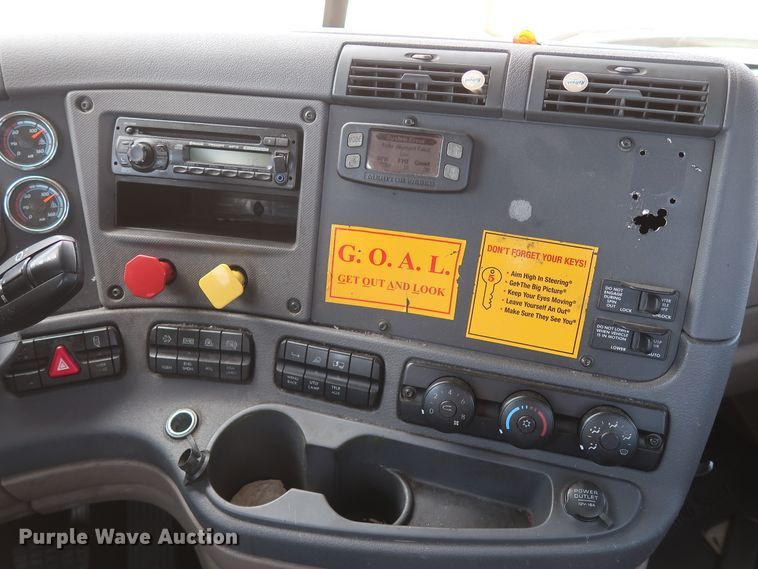 image for item HA9114 2017 Freightliner Cascadia 125  semi truck