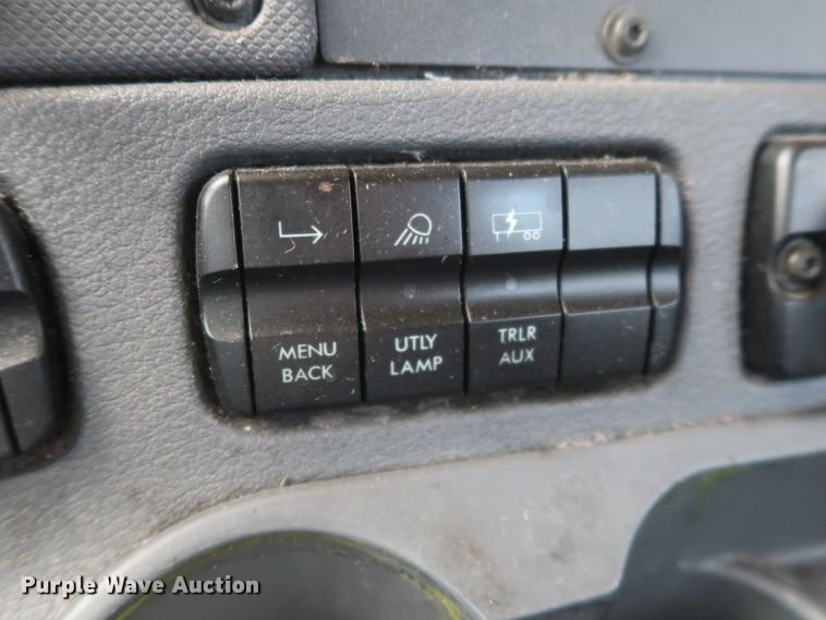 image for item HA9114 2017 Freightliner Cascadia 125  semi truck