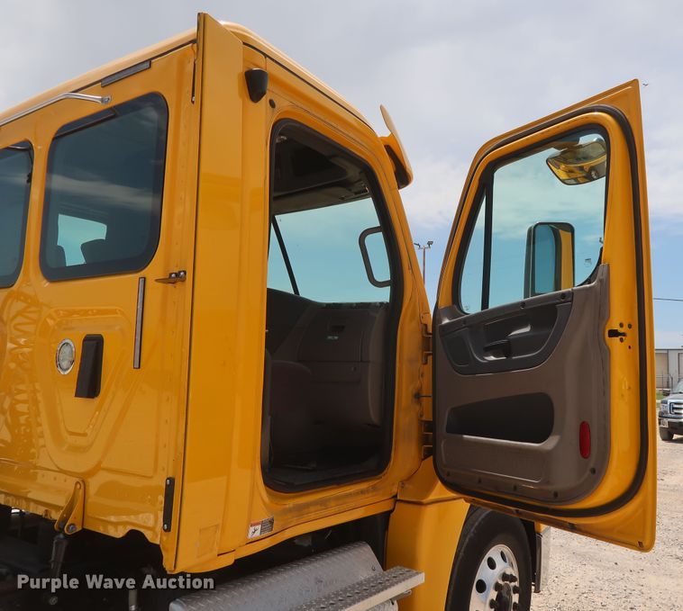 image for item HA9114 2017 Freightliner Cascadia 125  semi truck