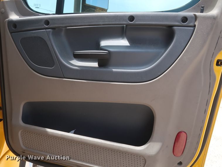 image for item HA9114 2017 Freightliner Cascadia 125  semi truck