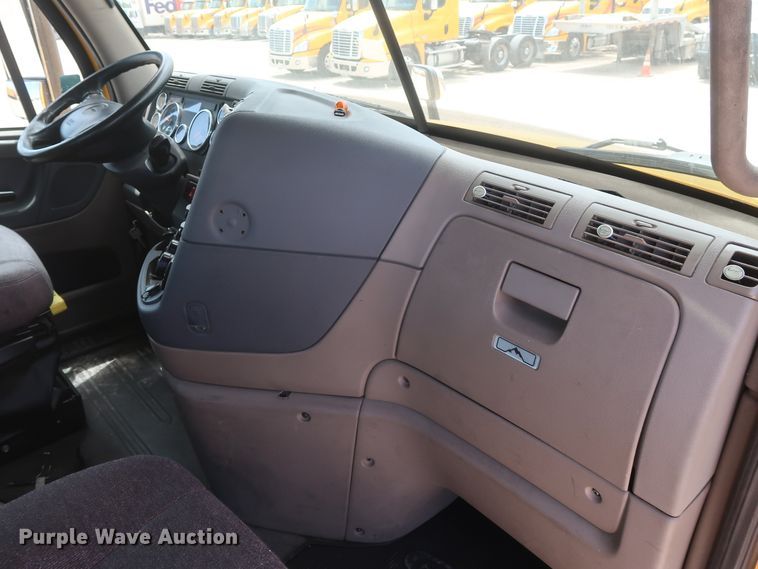 image for item HA9114 2017 Freightliner Cascadia 125  semi truck