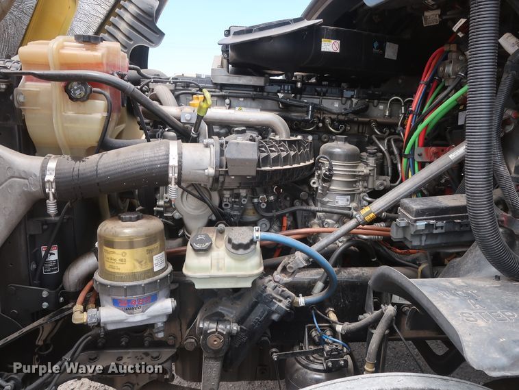 image for item HA9114 2017 Freightliner Cascadia 125  semi truck