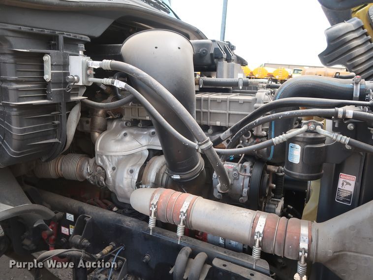 image for item HA9114 2017 Freightliner Cascadia 125  semi truck