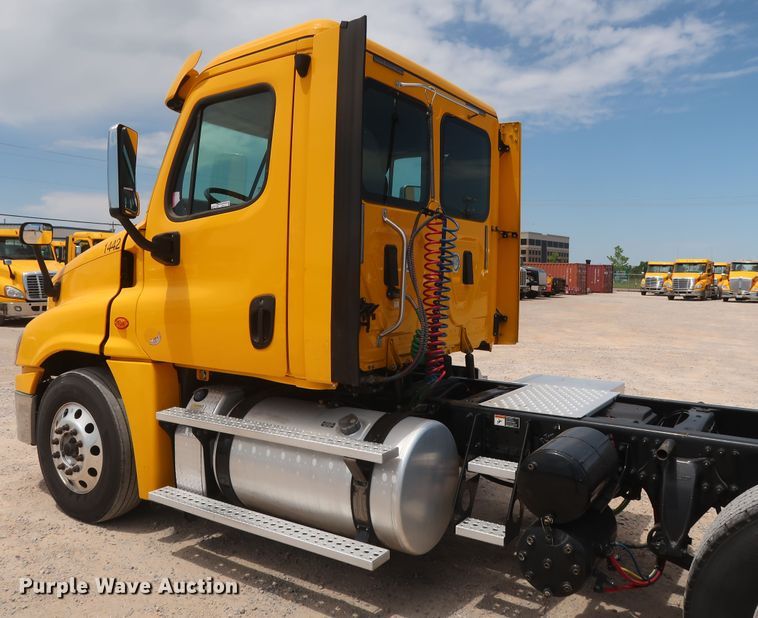 image for item HA9114 2017 Freightliner Cascadia 125  semi truck