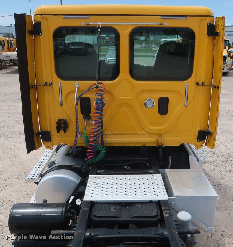 image for item HA9114 2017 Freightliner Cascadia 125  semi truck