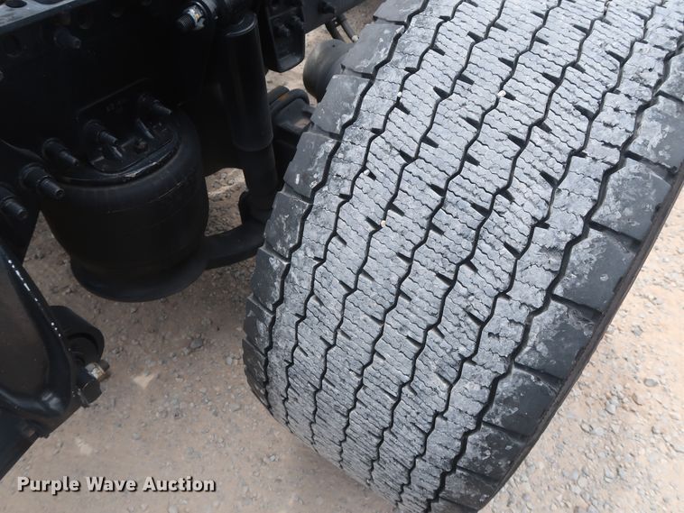 image for item HA9114 2017 Freightliner Cascadia 125  semi truck