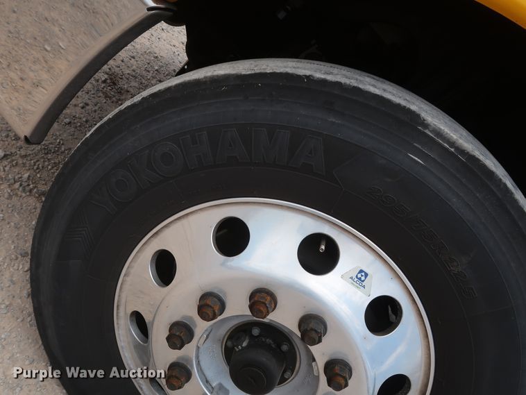 image for item HA9114 2017 Freightliner Cascadia 125  semi truck