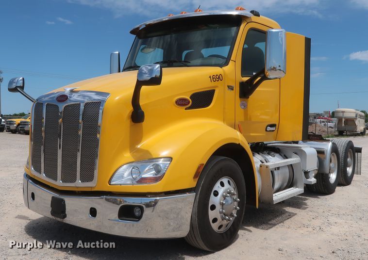 image for item HA9115 2017 Peterbilt 579  semi truck