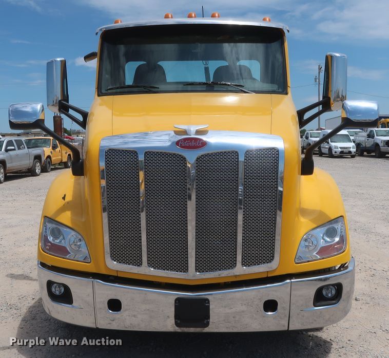 image for item HA9115 2017 Peterbilt 579  semi truck