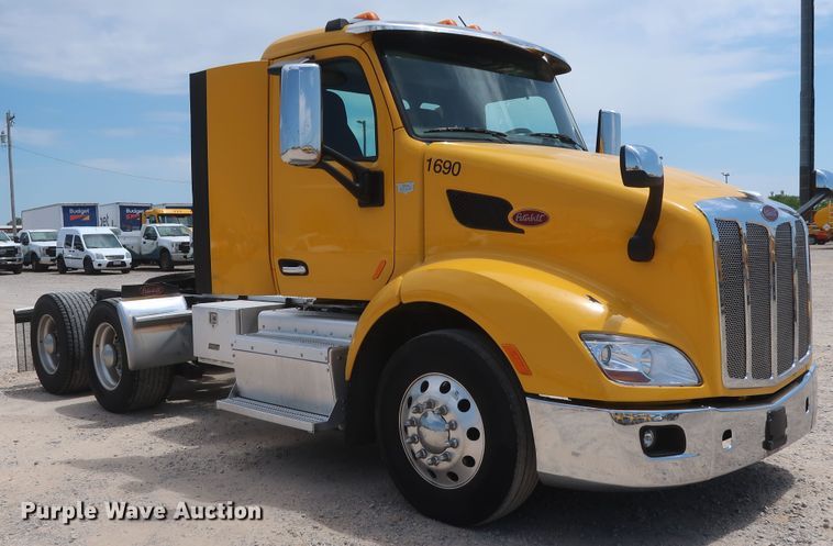 image for item HA9115 2017 Peterbilt 579  semi truck