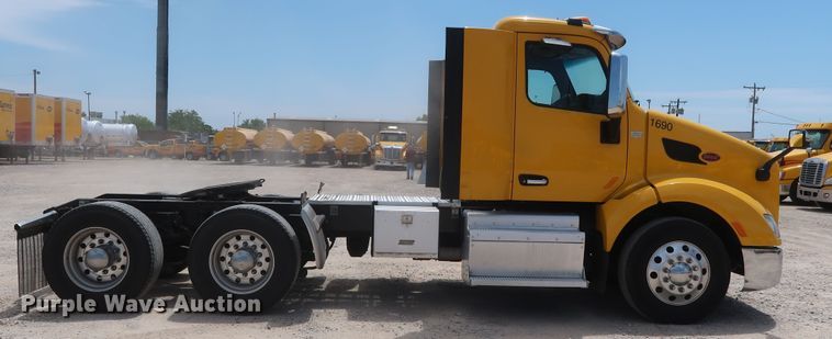 image for item HA9115 2017 Peterbilt 579  semi truck