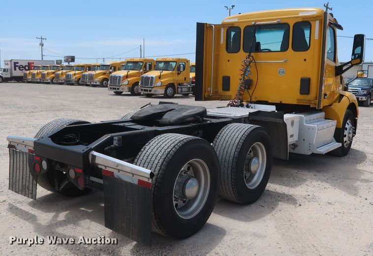 image for item HA9115 2017 Peterbilt 579  semi truck