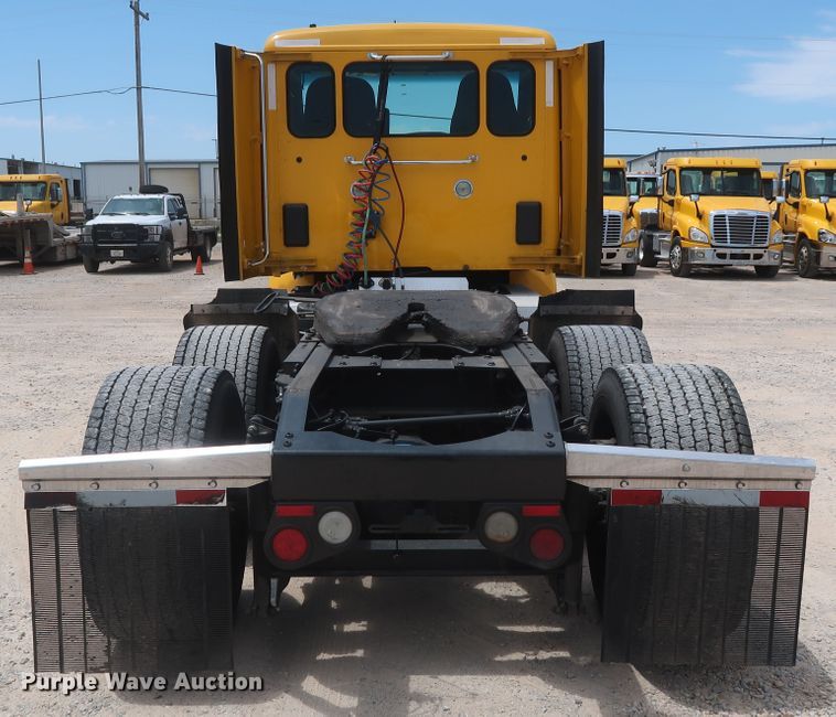 image for item HA9115 2017 Peterbilt 579  semi truck