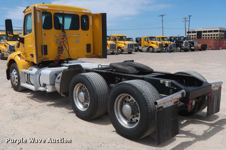 image for item HA9115 2017 Peterbilt 579  semi truck