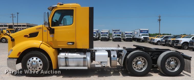 image for item HA9115 2017 Peterbilt 579  semi truck