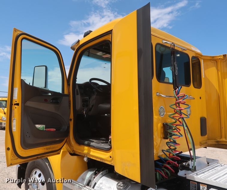 image for item HA9115 2017 Peterbilt 579  semi truck