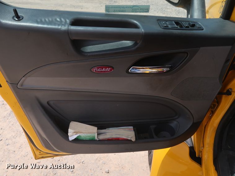 image for item HA9115 2017 Peterbilt 579  semi truck