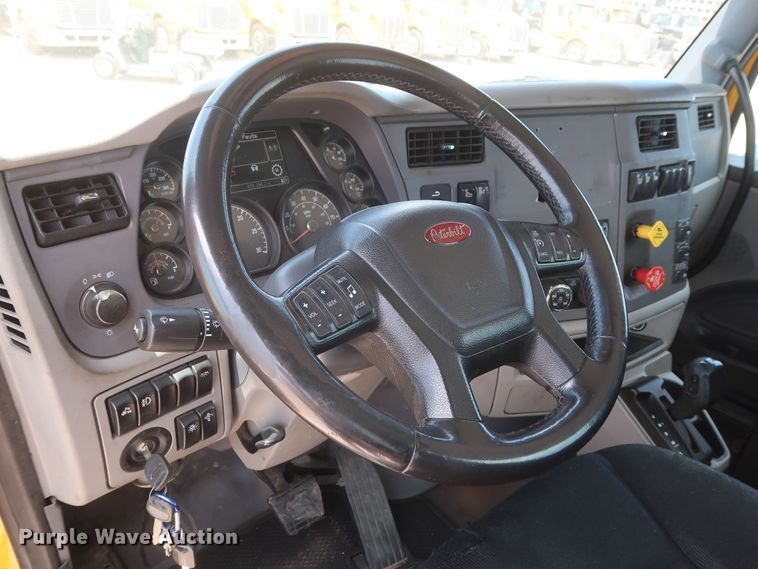 image for item HA9115 2017 Peterbilt 579  semi truck