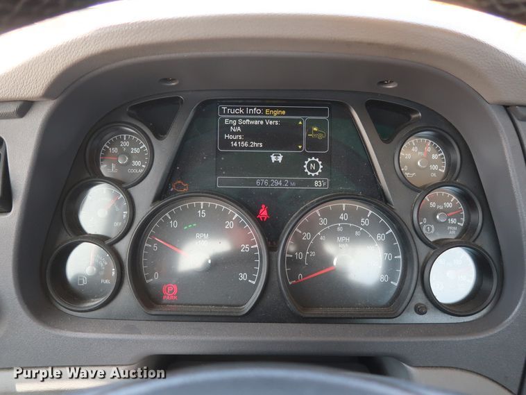 image for item HA9115 2017 Peterbilt 579  semi truck