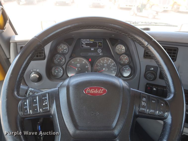 image for item HA9115 2017 Peterbilt 579  semi truck