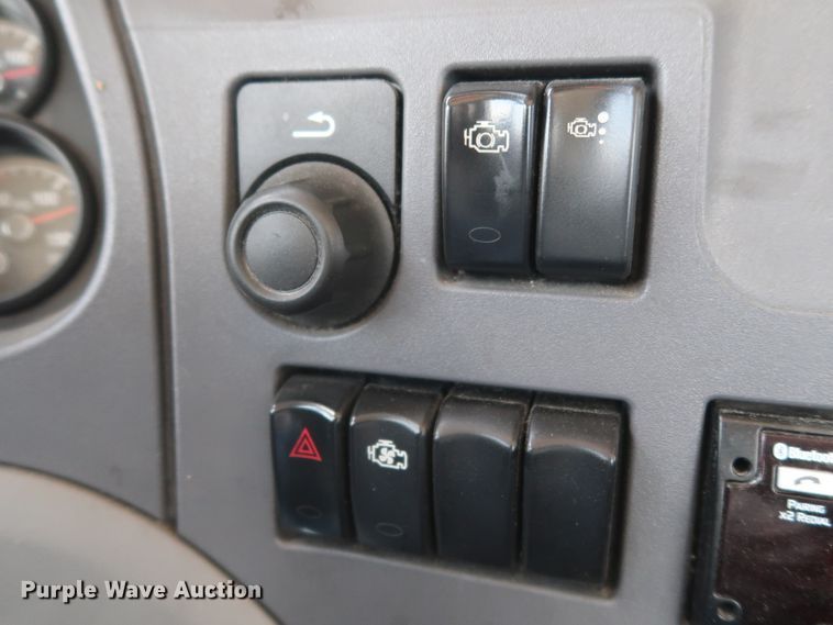 image for item HA9115 2017 Peterbilt 579  semi truck